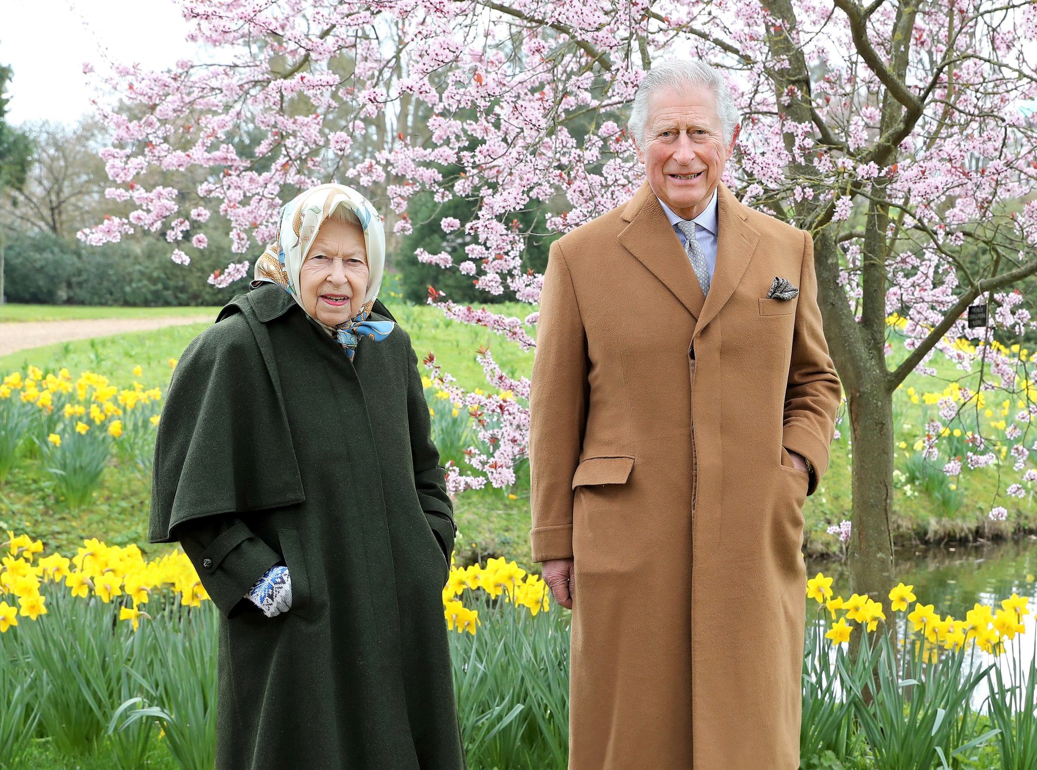 查爾斯三世昔日與母親伊莉莎白二世合影。（圖／翻攝自FB@The Royal Family）